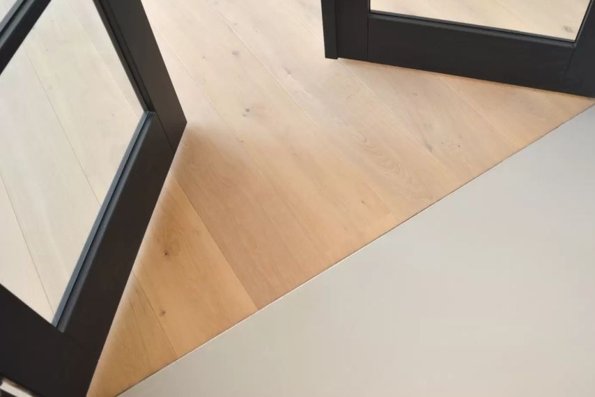 Een gietvloer combineren met een houten vloer Unieke combinatie