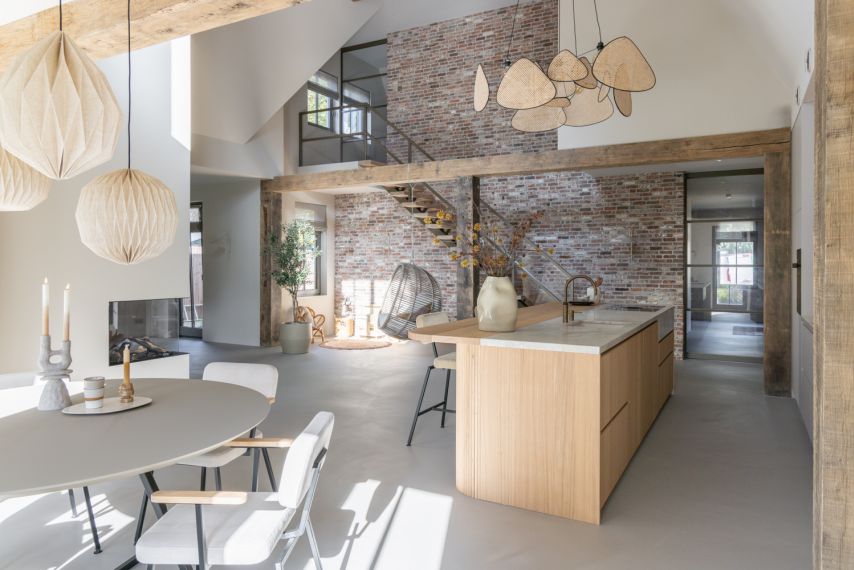 Landelijke keuken in combinatie met een gietvloer
