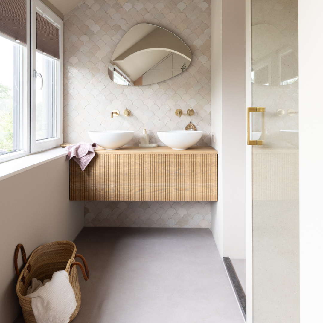 gietvloer over tegels leggen badkamer