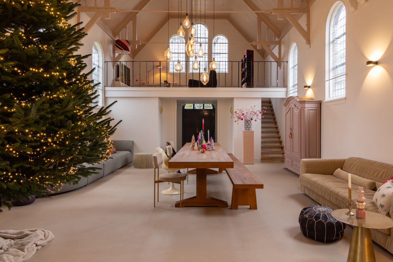 Kleurrijk wonen in een voormalige kerk